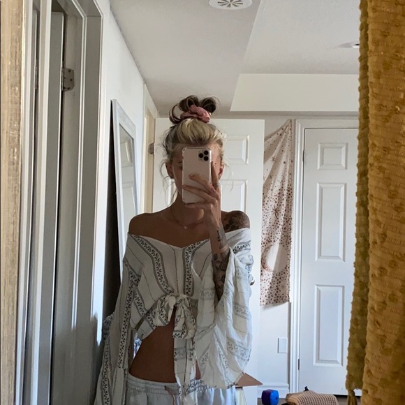 white & black long sleeve - Picture 2 of 2